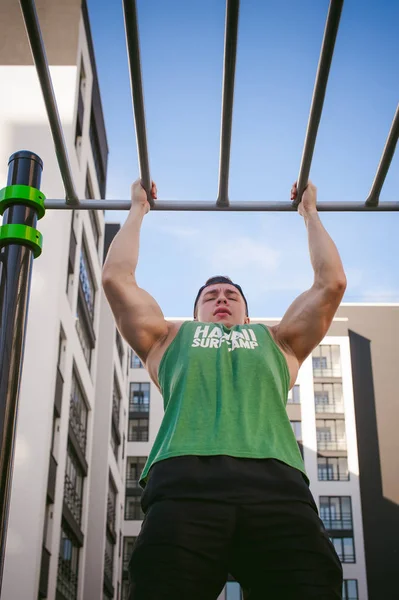 Yakışıklı seksi erkek vücut geliştirmeci sporcu adam. Sağlıklı yaşam konsepti. Vücudun fiziksel hazırlık