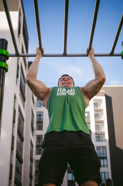 Yakışıklı seksi erkek vücut geliştirmeci sporcu adam. Sağlıklı yaşam konsepti. Vücudun fiziksel hazırlık