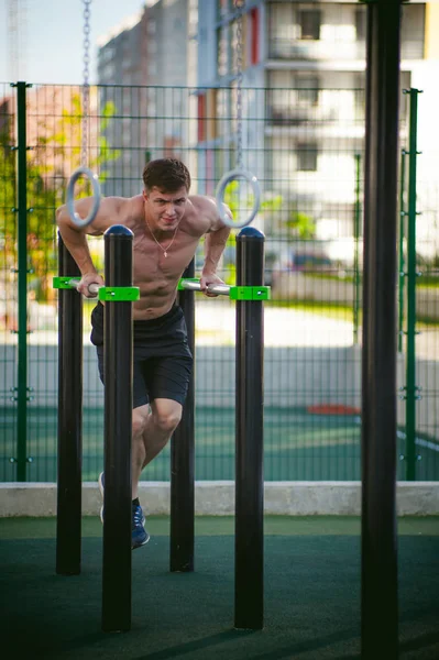 Yakışıklı seksi erkek vücut geliştirmeci sporcu adam. Sağlıklı yaşam konsepti. Vücudun fiziksel hazırlık