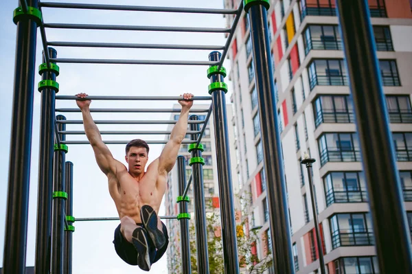 Yakışıklı seksi erkek vücut geliştirmeci sporcu adam. Sağlıklı yaşam konsepti. Vücudun fiziksel hazırlık