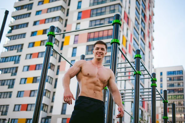 Schöner sexy männlicher Bodybuilder Athlet Mann. gesunder Lebensstil. physische Vorbereitung des Körpers — Stockfoto