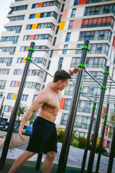 Yakışıklı seksi erkek vücut geliştirmeci sporcu adam. Sağlıklı yaşam konsepti. Vücudun fiziksel hazırlık