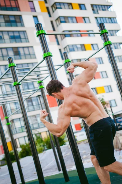 Yakışıklı seksi erkek vücut geliştirmeci sporcu adam. Sağlıklı yaşam konsepti. Vücudun fiziksel hazırlık