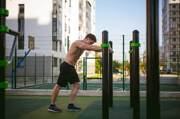 Yakışıklı seksi erkek vücut geliştirmeci sporcu adam. Sağlıklı yaşam konsepti. Vücudun fiziksel hazırlık