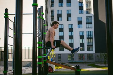 Yakışıklı seksi erkek vücut geliştirmeci sporcu adam. Sağlıklı yaşam konsepti. Vücudun fiziksel hazırlık