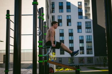 Yakışıklı seksi erkek vücut geliştirmeci sporcu adam. Sağlıklı yaşam konsepti. Vücudun fiziksel hazırlık