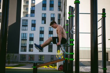 Yakışıklı seksi erkek vücut geliştirmeci sporcu adam. Sağlıklı yaşam konsepti. Vücudun fiziksel hazırlık