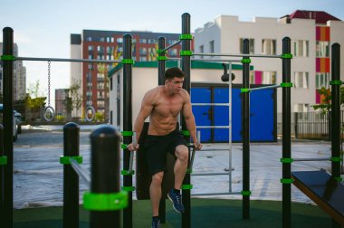 Yakışıklı seksi erkek vücut geliştirmeci sporcu adam. Sağlıklı yaşam konsepti. Vücudun fiziksel hazırlık