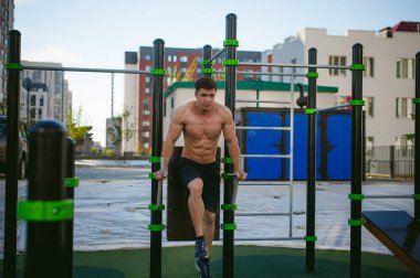 Yakışıklı seksi erkek vücut geliştirmeci sporcu adam. Sağlıklı yaşam konsepti. Vücudun fiziksel hazırlık