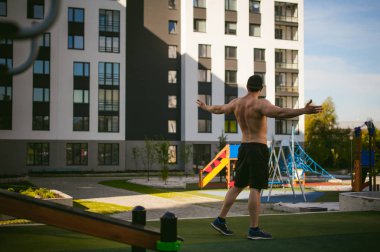 Yakışıklı seksi erkek vücut geliştirmeci sporcu adam. Sağlıklı yaşam konsepti. Vücudun fiziksel hazırlık