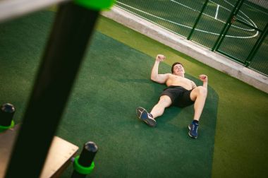 Yakışıklı seksi erkek vücut geliştirmeci sporcu adam. Sağlıklı yaşam konsepti. Vücudun fiziksel hazırlık