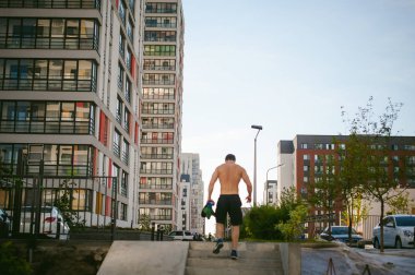 Yakışıklı seksi erkek vücut geliştirmeci atlet çıplak gövde, sabah açık havada çalışan adam. spor ayakkabı bağcıkları bağları. Sağlıklı yaşam konsepti.