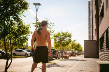 Yakışıklı seksi erkek atlet adam çıplak gövde ile sahanın geçidin yakınlarında, kapıyı açmak için dahili telefon arama