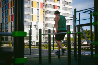 Yakışıklı seksi erkek vücut geliştirmeci sporcu adam. Sağlıklı yaşam konsepti. Vücudun fiziksel hazırlık