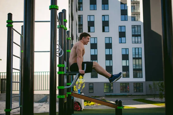 Yakışıklı seksi erkek vücut geliştirmeci sporcu adam. Sağlıklı yaşam konsepti. Vücudun fiziksel hazırlık