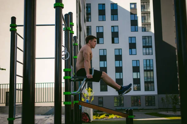 Yakışıklı seksi erkek vücut geliştirmeci sporcu adam. Sağlıklı yaşam konsepti. Vücudun fiziksel hazırlık