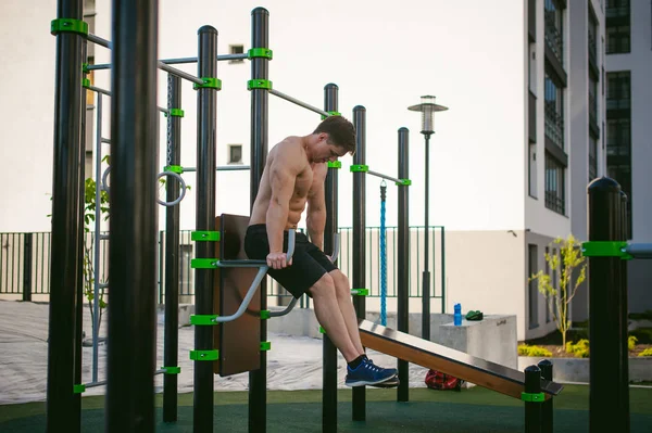 Yakışıklı seksi erkek vücut geliştirmeci sporcu adam. Sağlıklı yaşam konsepti. Vücudun fiziksel hazırlık