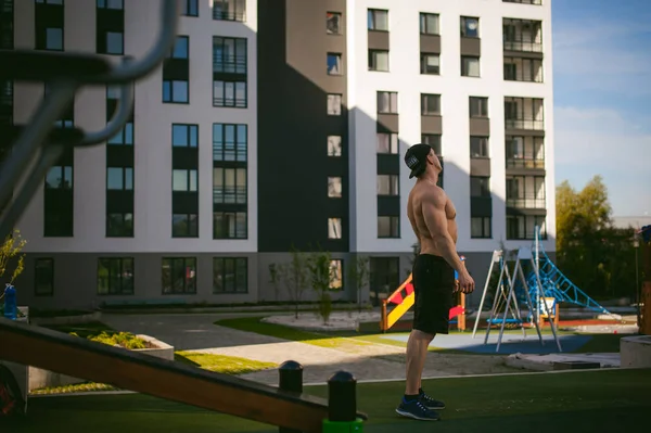 Yakışıklı seksi erkek vücut geliştirmeci sporcu adam. Sağlıklı yaşam konsepti. Vücudun fiziksel hazırlık