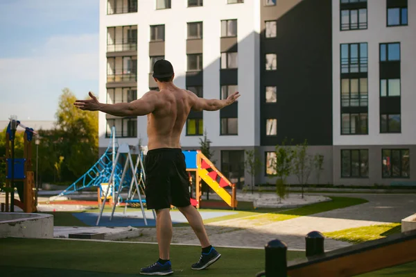 Yakışıklı seksi erkek vücut geliştirmeci sporcu adam. Sağlıklı yaşam konsepti. Vücudun fiziksel hazırlık