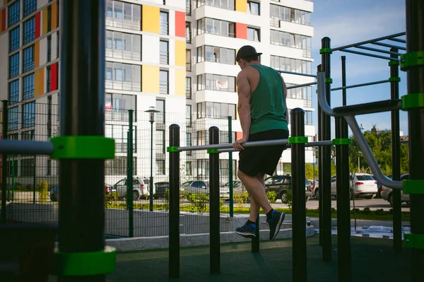 Yakışıklı seksi erkek vücut geliştirmeci sporcu adam. Sağlıklı yaşam konsepti. Vücudun fiziksel hazırlık