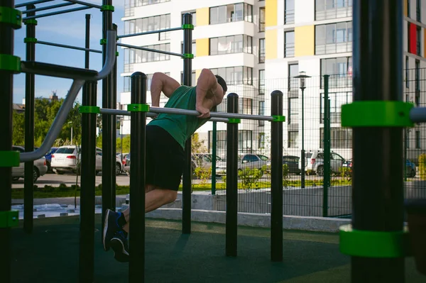 Yakışıklı seksi erkek vücut geliştirmeci sporcu adam. Sağlıklı yaşam konsepti. Vücudun fiziksel hazırlık
