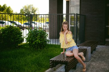 Oldukça sevimli genç kadın siyah tuğla duvara poz