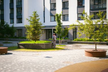 Bahçıvan konut kompleksi avlusu bitkiler sulanır