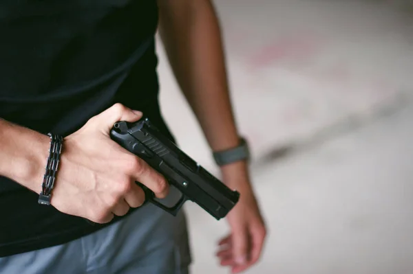 Sostiene Una Pistola Mano — Foto de Stock