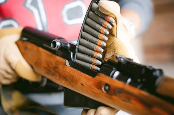 La carabina del rifle está en las manos. primer plano guantes tácticos armas, recarga de municiones. Soldado en posición de realizar una misión de combate —  Fotos de Stock