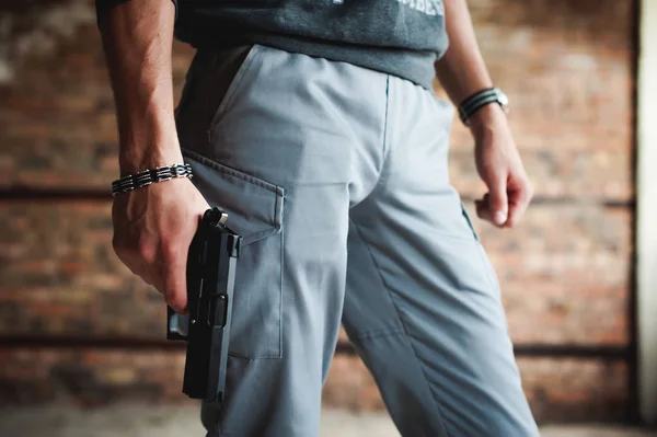 Atlético Homem Segurando Uma Arma Sua Mão Pronto — Fotografia de Stock