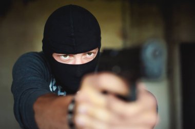 Atletik bir yün, tutar elinde tabanca bir erkekte silah ile nişan tehlikede