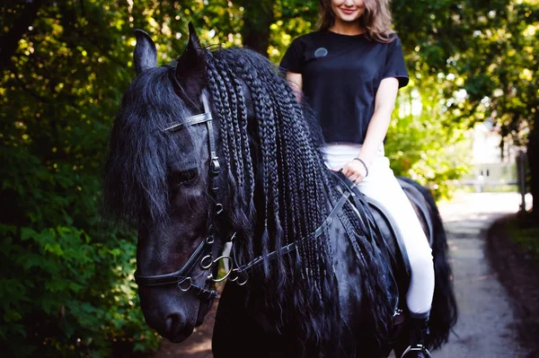 女曲馬師ライダー女性の感情的な肖像画 astride、馬と愛、黒フリージアン馬サラブレッド ペット、屋外 — ストック写真