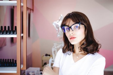 Bardaklarda pembe dudakları ile güzel bir kadın portresi.