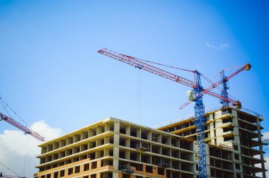 Vinçler inşaat sahasında çifti