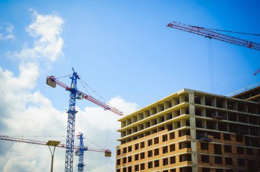 Vinçler inşaat sahasında çifti