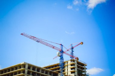 Vinçler inşaat sahasında çifti