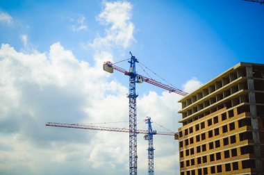 Vinçler inşaat sahasında çifti