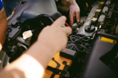 bir otomatik mekanik yakın çekim elleri. Servis ve bakım için bir araba motoru