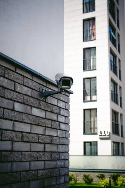 Açık Cctv kamera dış video gözetim sistemi. bir konut bina cephe üzerinde yüklü