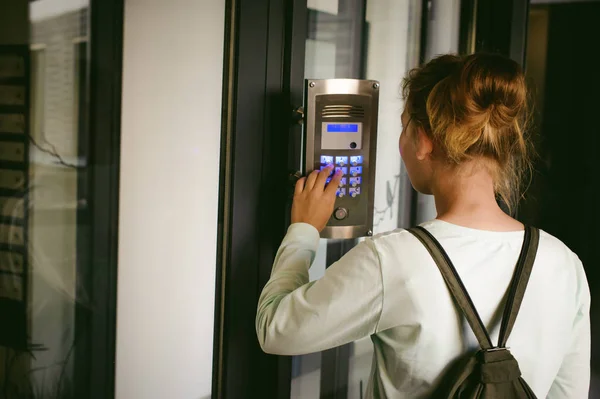 Junges Blondes Teenager Schulmädchen Wählt Den Code Für Einen Anruf — Stockfoto