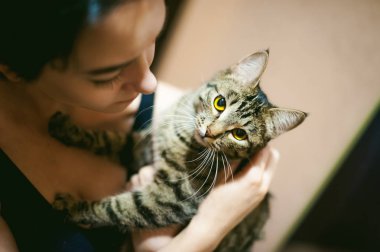 bir kedi olan bir kadın portresi