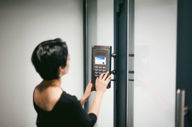 kadını telsizden arıyor