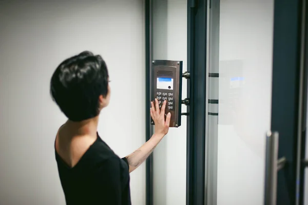 Woman is calling on the intercom — Stock Photo, Image