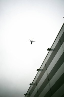 gökyüzü karşı havada uçan savaş helikopteri