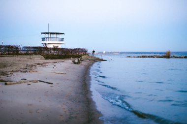 sonbaharda, cankurtaran Kulesi boş bir plaj sahil şeridi