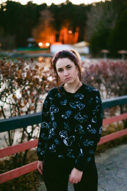 kadın günbatımı sonbahar soğuk bir günde