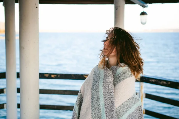 Mujer Día Frío Envuelta Una Bufanda Playa — Foto de Stock