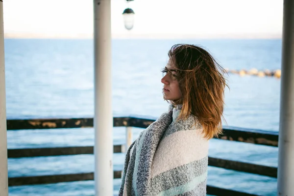 soğuk bir günde bir eşarp sahilde sarılı kadın