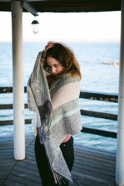 soğuk bir günde bir eşarp sahilde sarılı kadın