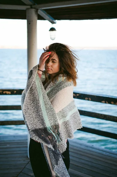 soğuk bir günde bir eşarp sahilde sarılı kadın